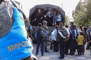 Des milliers de personnes ont dû être évacuées depuis mardi par les forces séparatistes et les soldats russes.